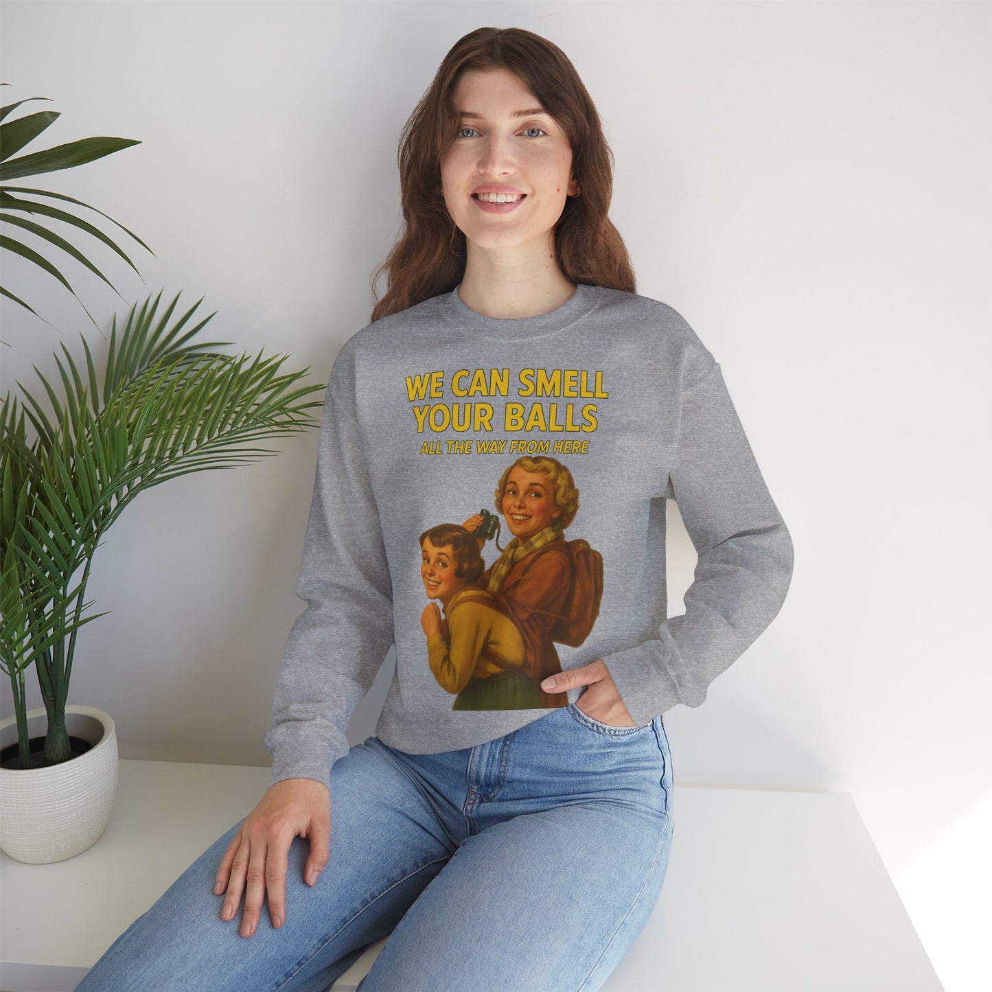 Sweatshirt – Vintage Sweatshirt – „We Can Smell Your Balls“ im Spioninnen-Stil | True Insights Design mit Humor