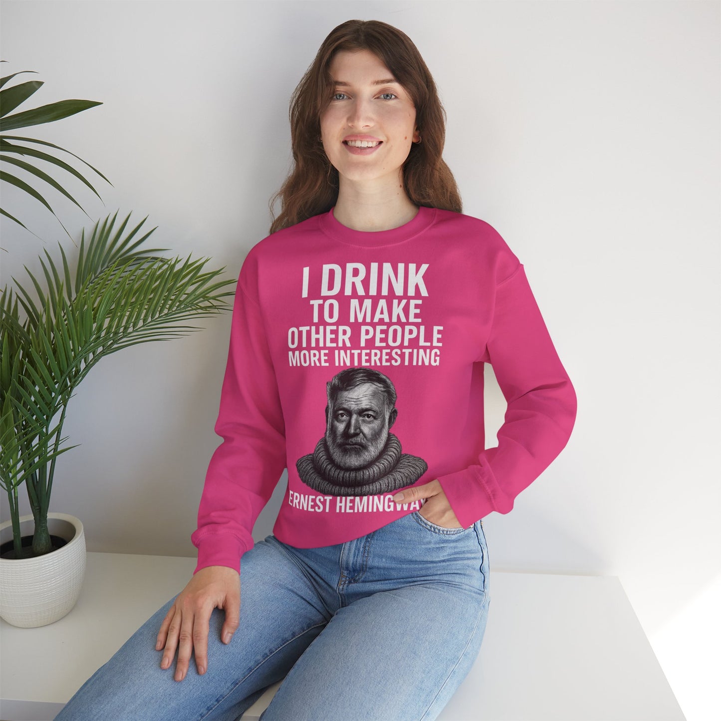 Hemingway Zitat Sweatshirt – "I Drink to Make Other People More Interesting" | Literaten & Genießer Pullover-Sweatshirt-True Insights