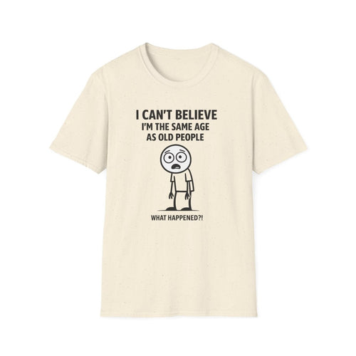 Beiges T-Shirt mit Schriftzug Ich-kann-nicht-glauben-dass-ich-genauso-alt-bin-wie-alte-Menschen und Comic-Strichmännchen im Meme-Stil für Generationen-Humor.