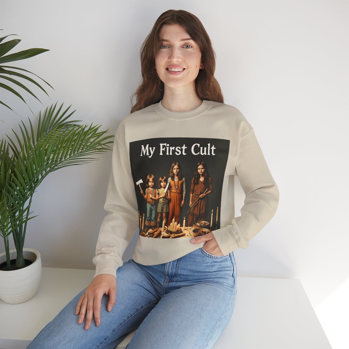 Sweatshirt – Kultig gruselig: „My First Cult“-Sweatshirt – Dark Humor für Fortgeschrittene | True Insights Design mit Humor