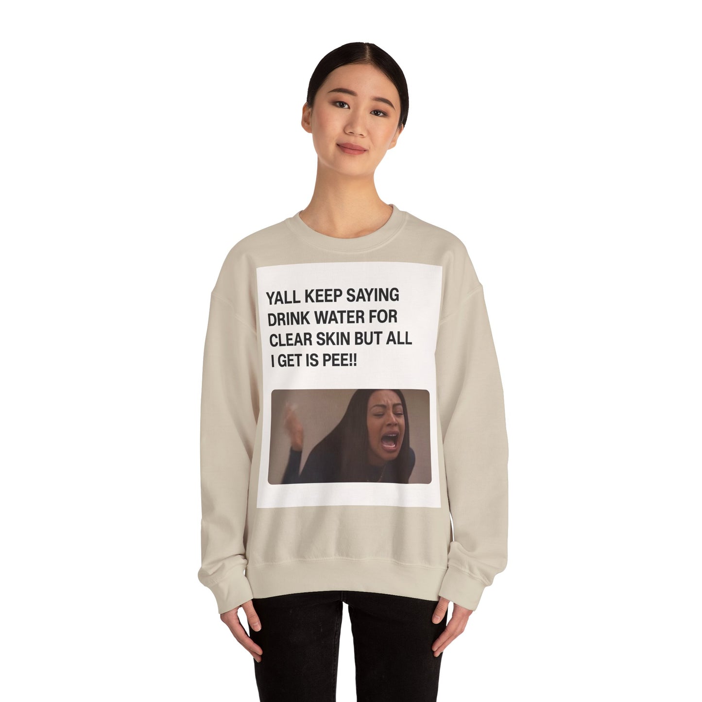 Sweatshirt – Sarkastisches Meme-Sweatshirt – „Drink Water for Skin… all I get is Pee!“ | True Insights Design mit Humor