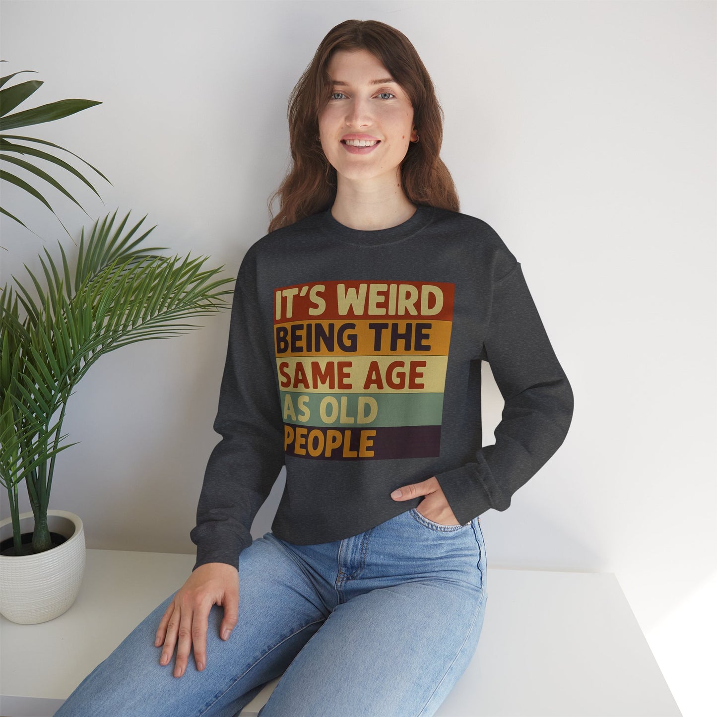 „It’s weird being the same age as old people“ – Vintage Sweatshirt mit Alterswitz – Freches Satire-Design für mutige Statements | True Insights