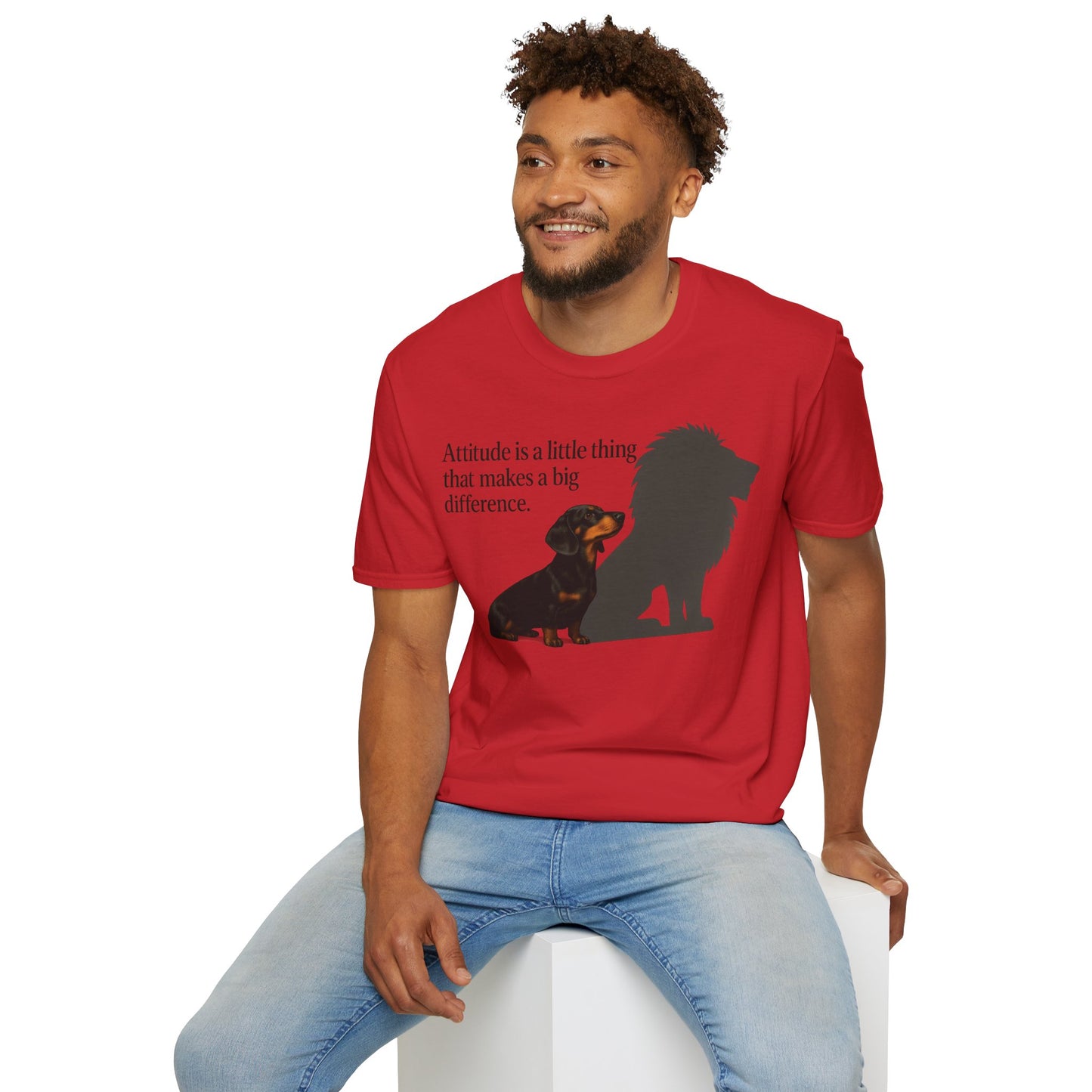 Dackel Shirt mit Spruch – „Attitude is a little thing…“ | Inspirierendes Motiv mit Löwen-Schatten – Lustiges T-Shirt | True Insights – Bild 32