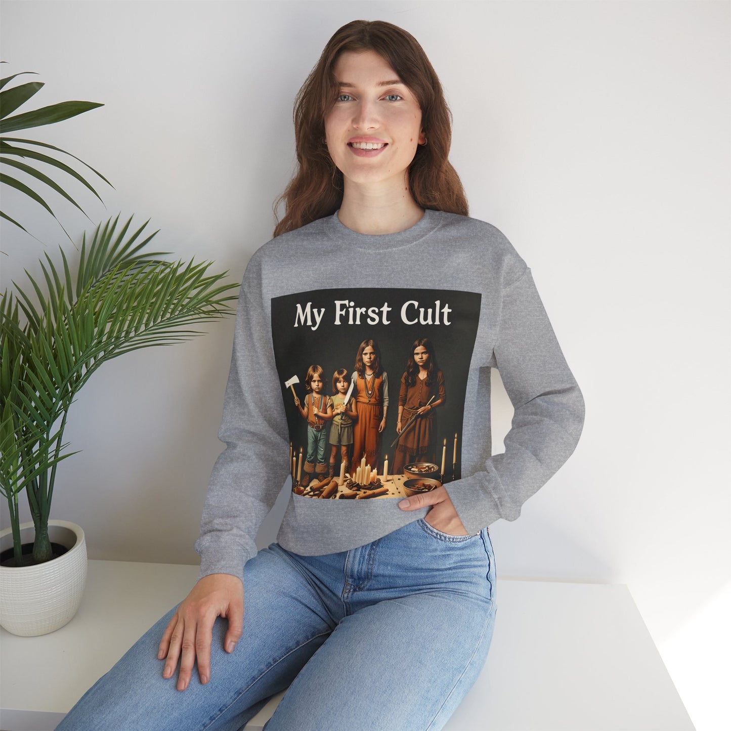 Sweatshirt – Kultig gruselig: „My First Cult“-Sweatshirt – Dark Humor für Fortgeschrittene | True Insights Design mit Humor