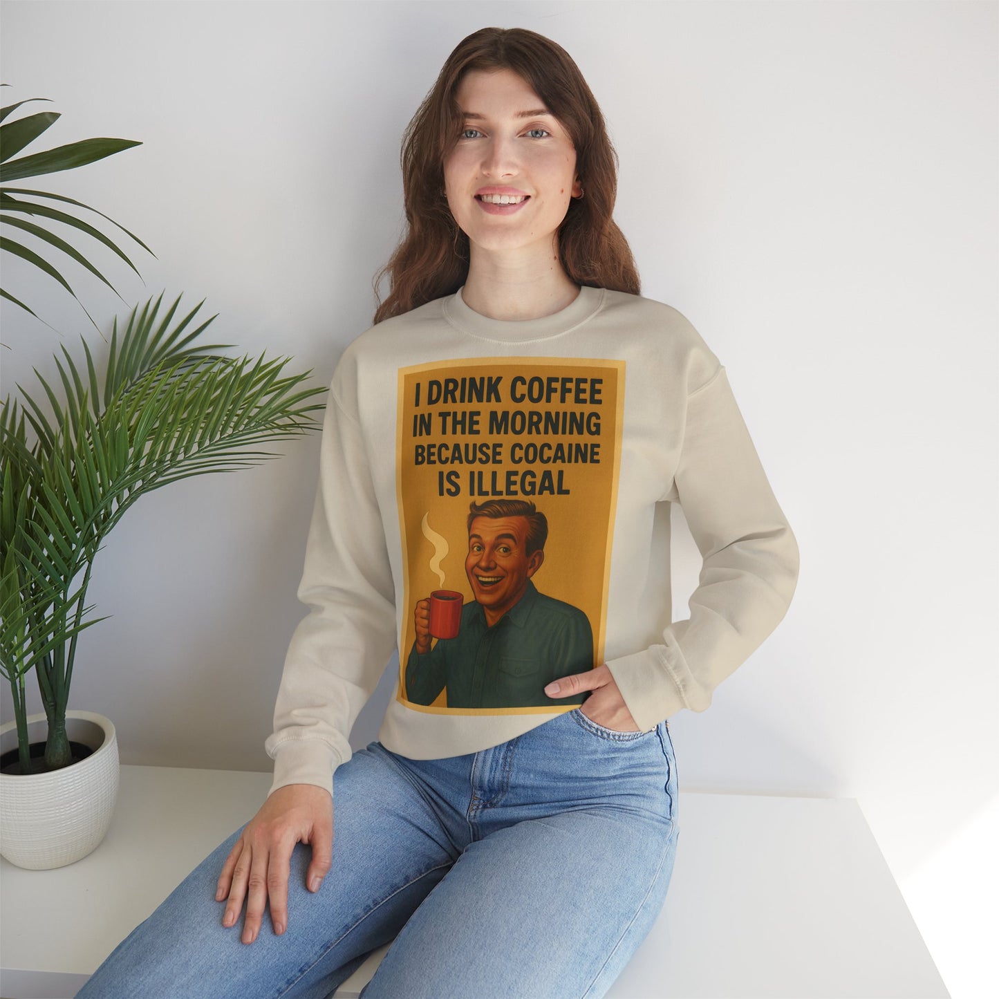 Sweatshirt – Drink Coffee Because Cocaine is Illegal – Lustiges Kaffee-Sweatshirt im Retro-Stil | True Insights Design mit Humor