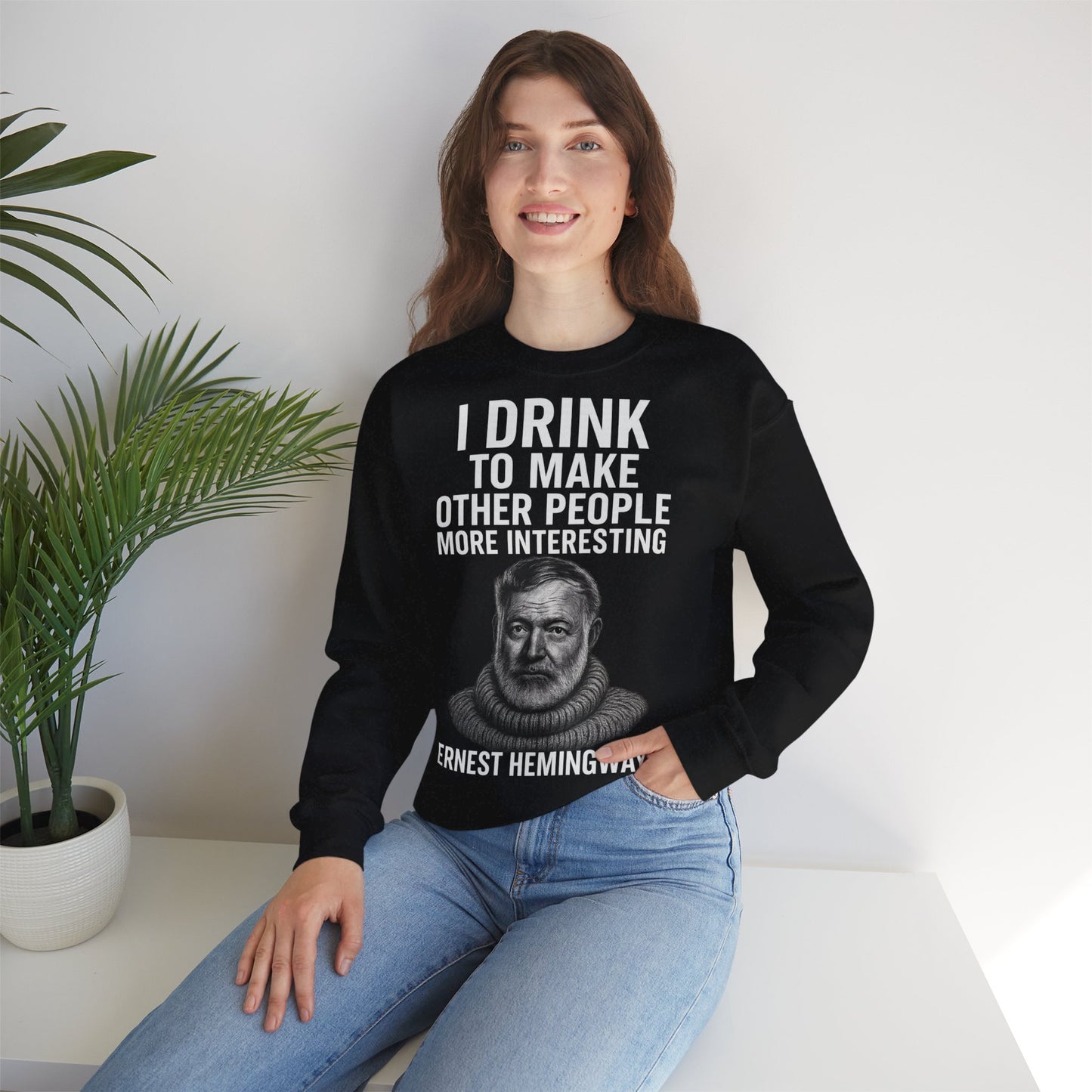 Hemingway Zitat Sweatshirt – "I Drink to Make Other People More Interesting" | Literaten & Genießer Pullover