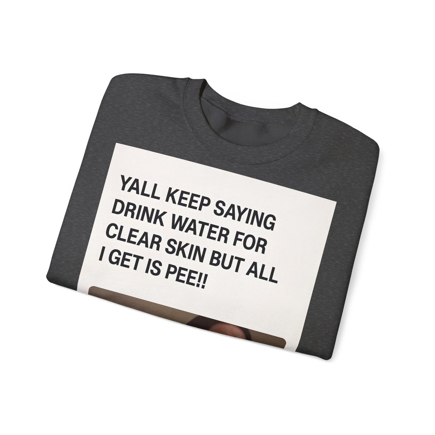 Sweatshirt – Sarkastisches Meme-Sweatshirt – „Drink Water for Skin… all I get is Pee!“ | True Insights Design mit Humor