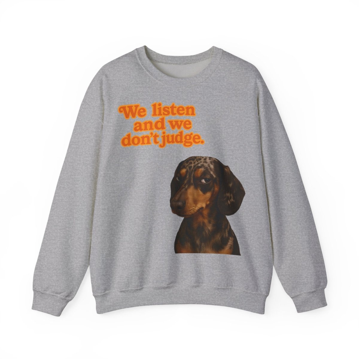 Dackel-Sweatshirt mit Retro-Print & dem Spruch „We listen and we don’t judge.“ Für Hundefans mit Humor – bequem, warm & voller Charakter. – Lustiges Sweatshirt | True Insights – Bild 5