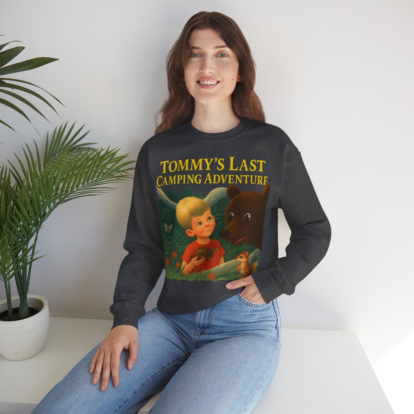 Sweatshirt – Tommy’s Last Camping Adventure Sweatshirt – Schwarzer Humor trifft Retro-Kinderbuchstil | True Insights Design mit Humor