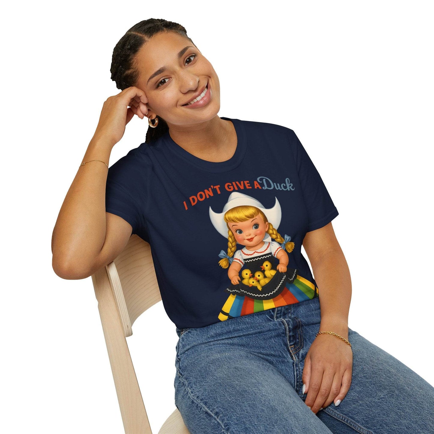 "I Don't Give a Duck | Nostalgisches Vintage-Mädchen mit Küken – Humorvoll & Originell" – Freches Satire-Design für mutige Statements | True Insights