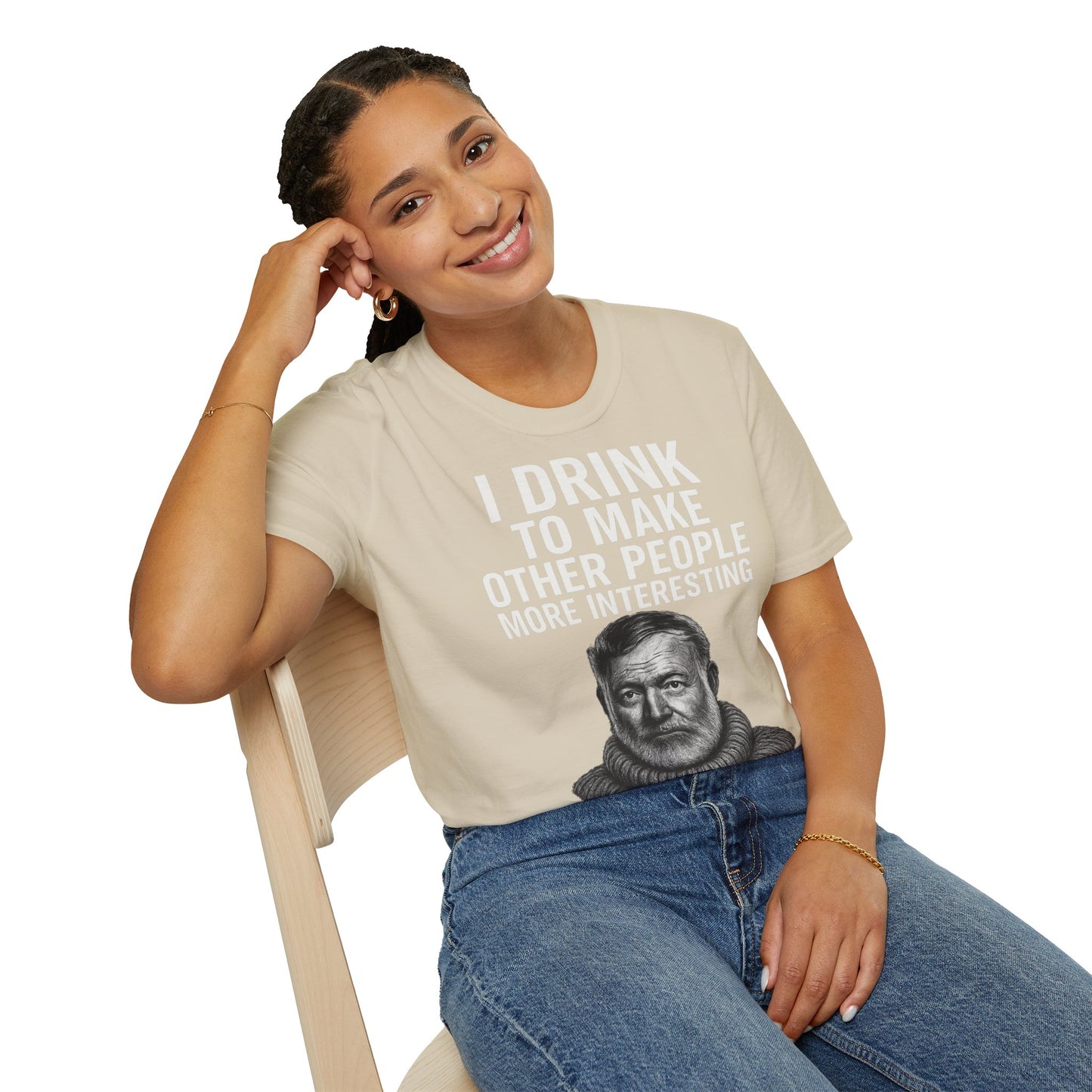 „I drink to make other people more interesting.“ no Background – Ernest Hemingway – Freches Satire-Design für mutige Statements | True Insights