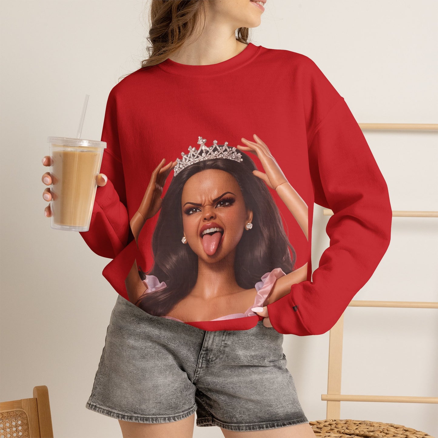 Barbicore Sweatshirt – Freches Doll-Motiv mit Tiara & Zunge raus | Pinkes Puppen-Design für Fans, Ironie & Statement-Fashion