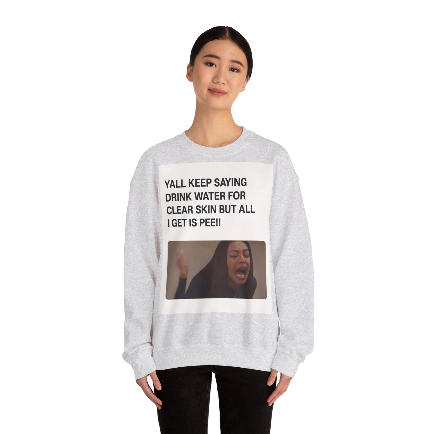 Sweatshirt – Sarkastisches Meme-Sweatshirt – „Drink Water for Skin… all I get is Pee!“ | True Insights Design mit Humor