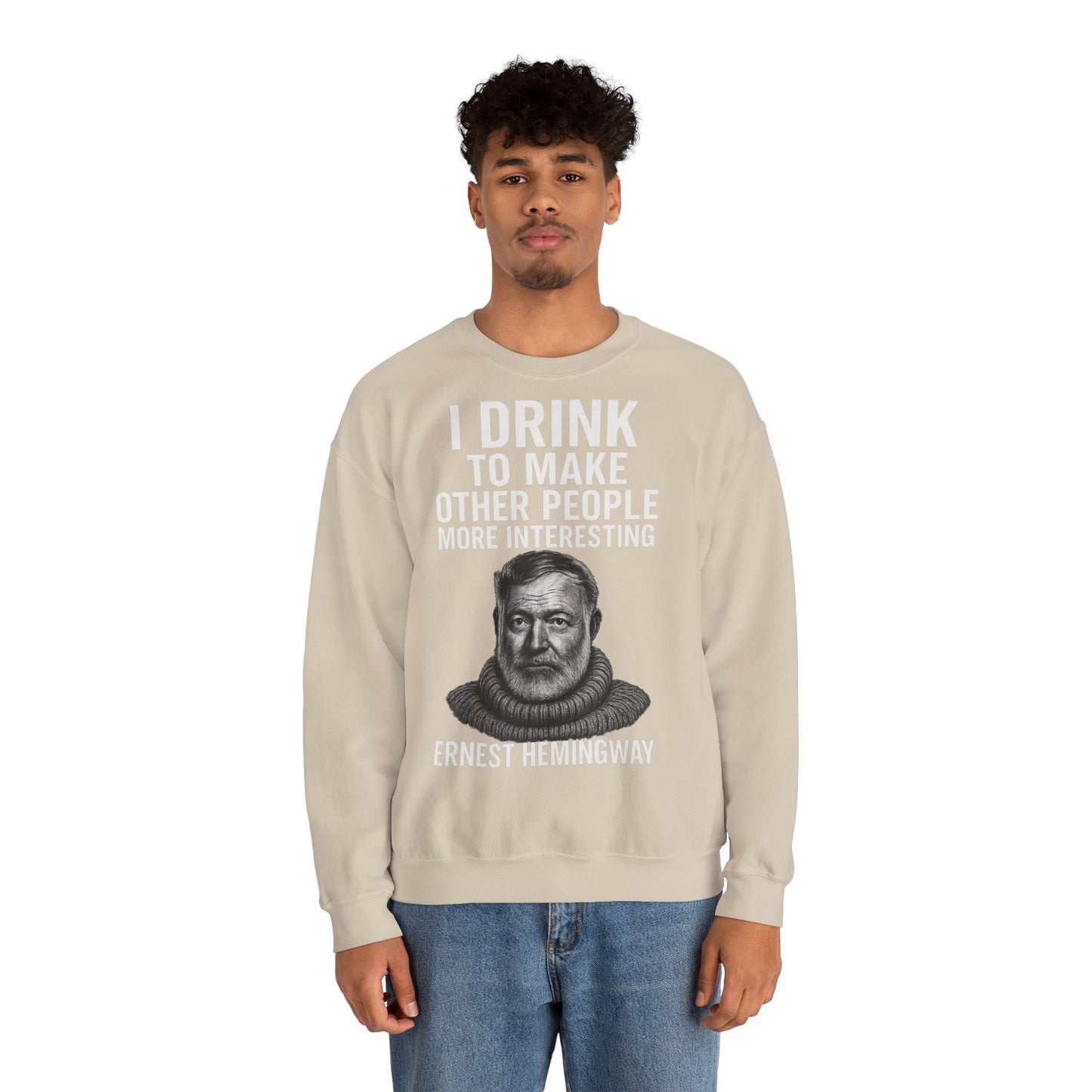 Hemingway Zitat Sweatshirt – "I Drink to Make Other People More Interesting" | Literaten & Genießer Pullover-Sweatshirt-True Insights