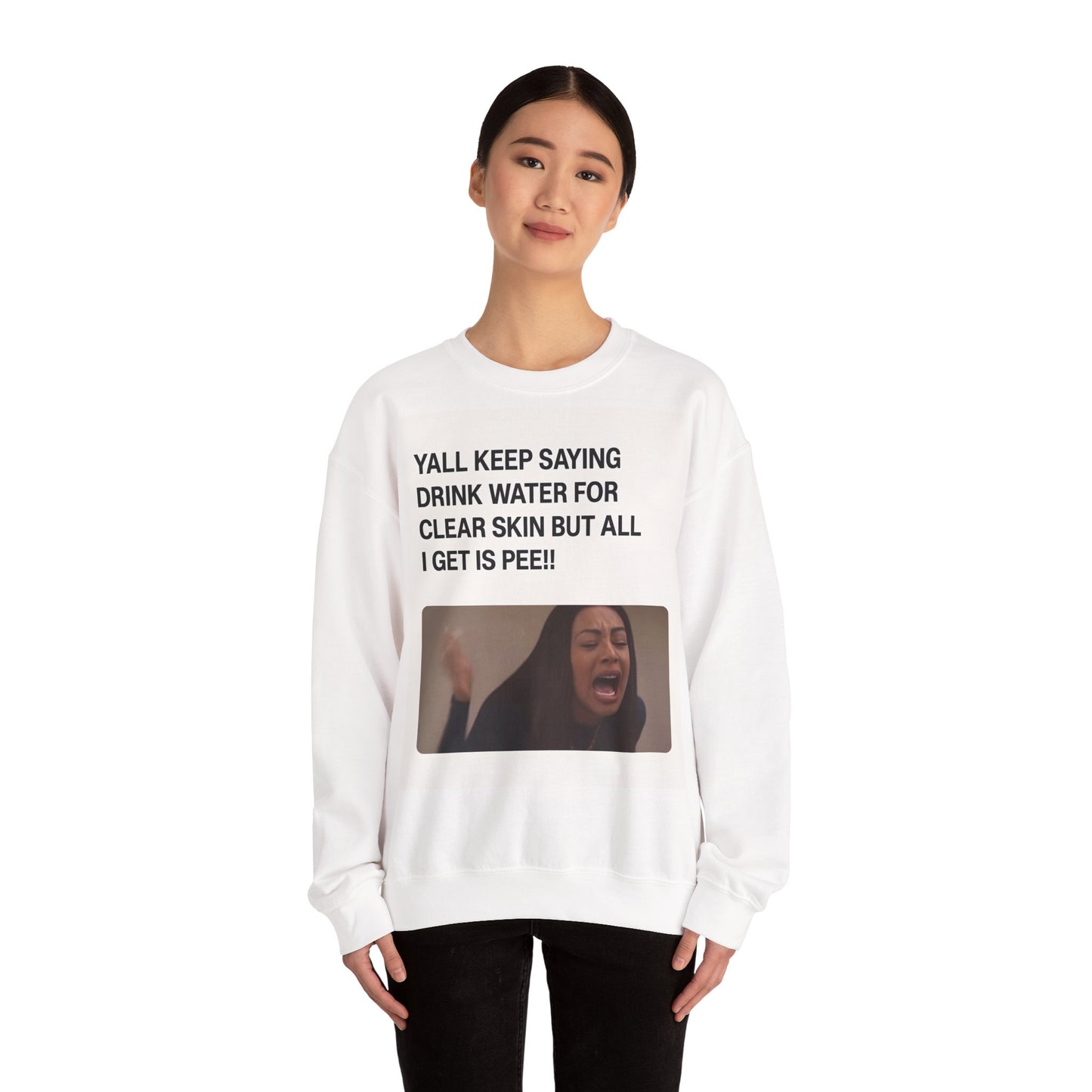 Sweatshirt – Sarkastisches Meme-Sweatshirt – „Drink Water for Skin… all I get is Pee!“ | True Insights Design mit Humor