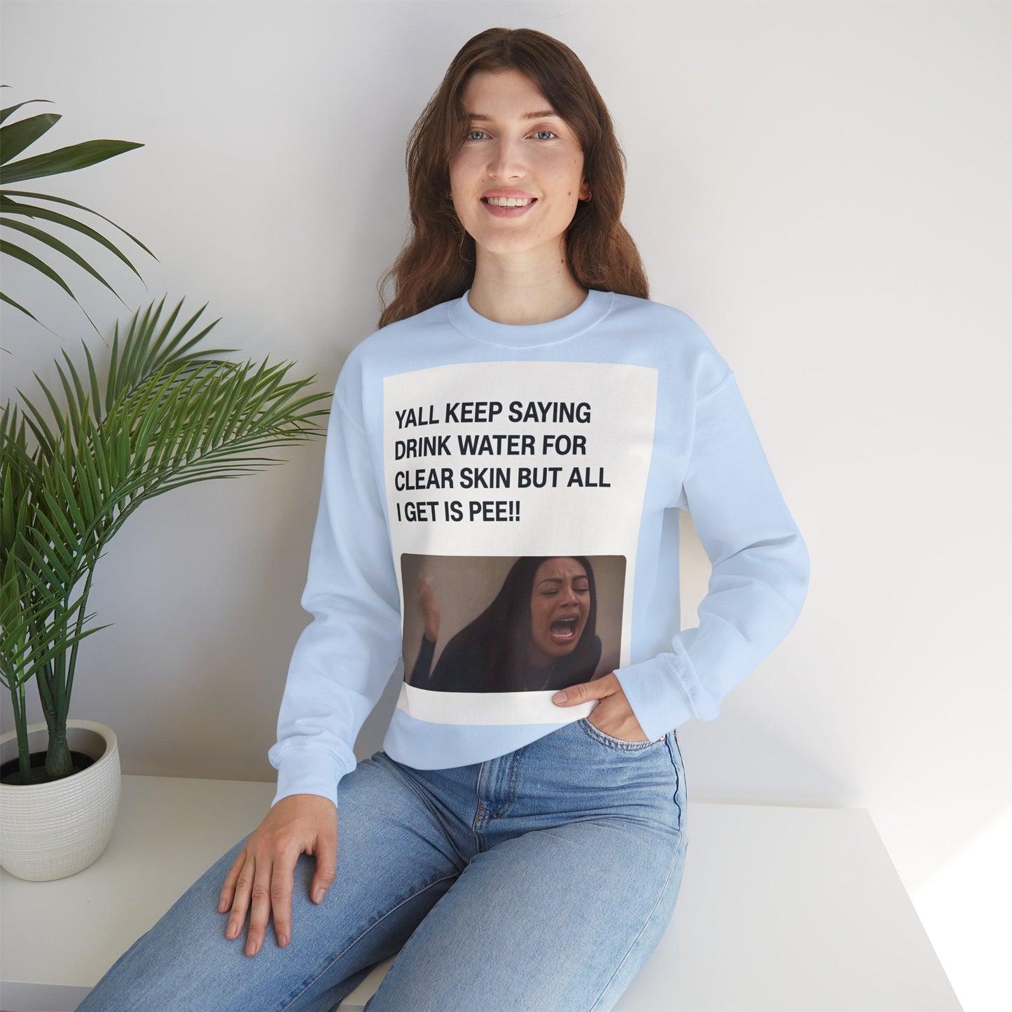 Sweatshirt – Sarkastisches Meme-Sweatshirt – „Drink Water for Skin… all I get is Pee!“ | True Insights Design mit Humor