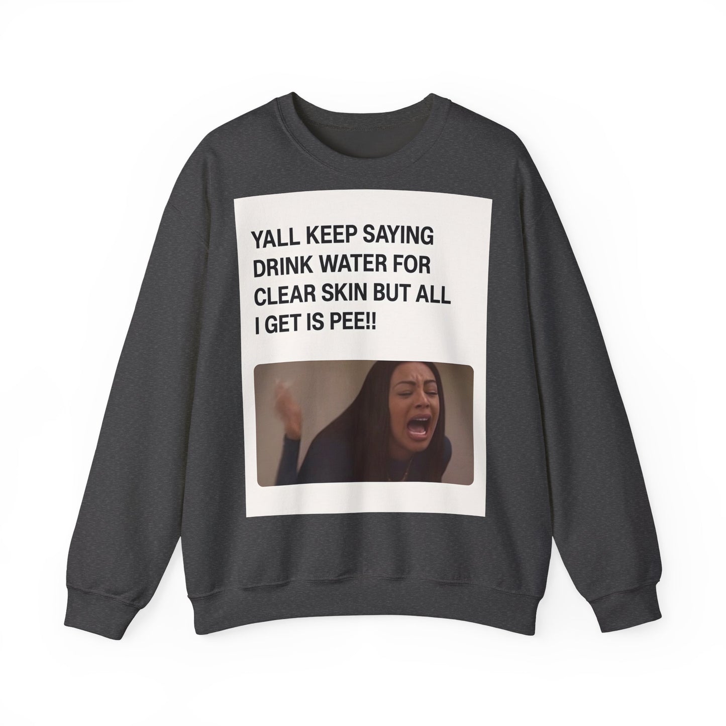 Sweatshirt – Sarkastisches Meme-Sweatshirt – „Drink Water for Skin… all I get is Pee!“ | True Insights Design mit Humor