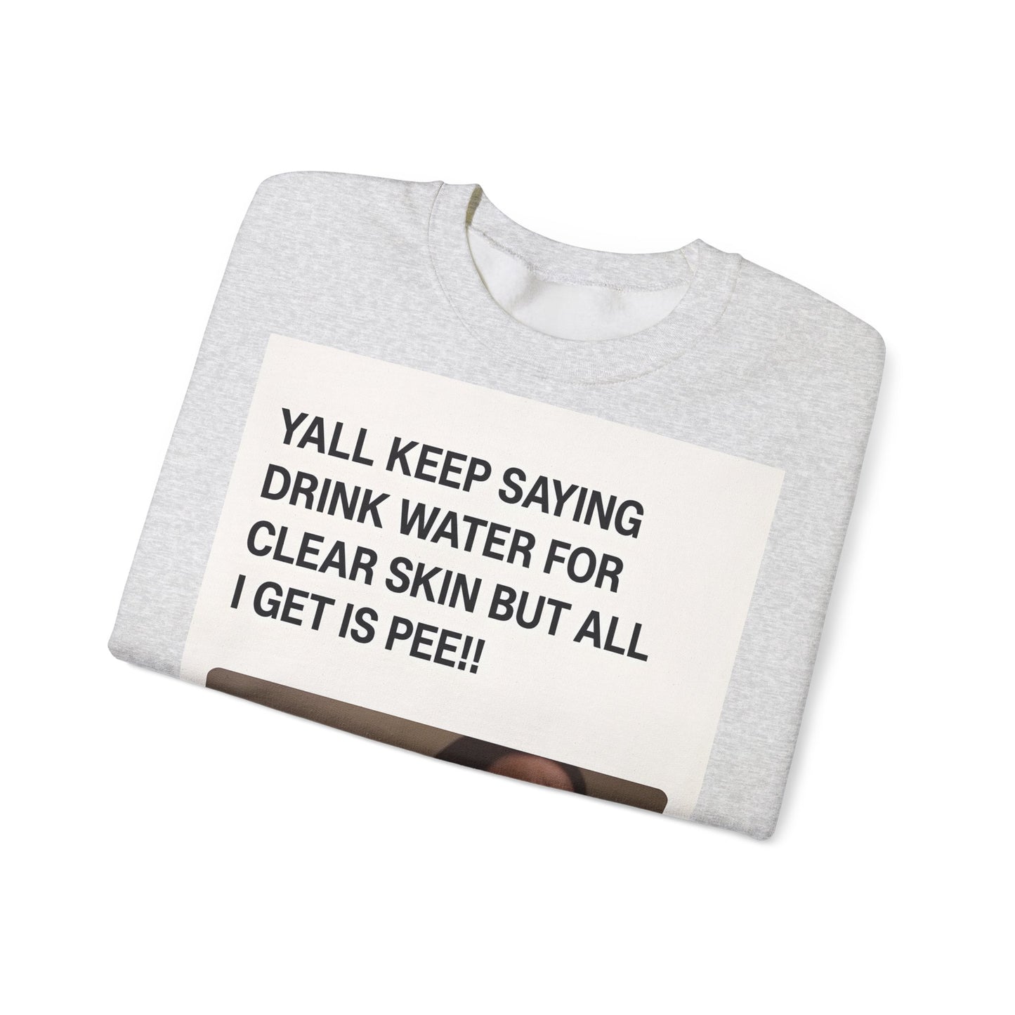 Sweatshirt – Sarkastisches Meme-Sweatshirt – „Drink Water for Skin… all I get is Pee!“ | True Insights Design mit Humor