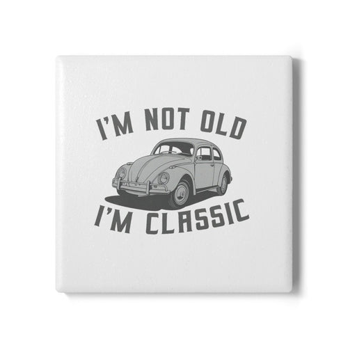 VW Käfer Untersetzer – „I’m Not Old, I’m Classic“ – Lustiger Keramik Coaster mit Kult-Käfer & Korkrückseite-True Insights