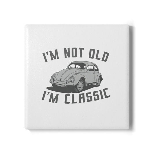 VW Käfer Untersetzer – „I’m Not Old, I’m Classic“ – Lustiger Keramik Coaster mit Kult-Käfer & Korkrückseite-True Insights