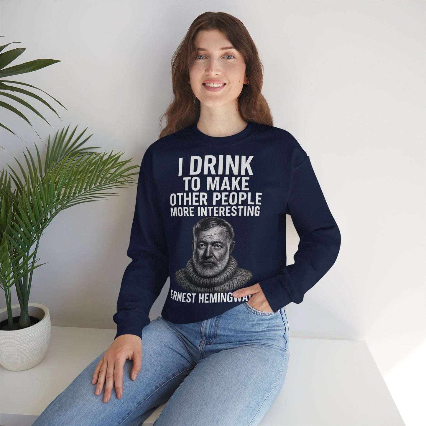 Hemingway Zitat Sweatshirt – "I Drink to Make Other People More Interesting" | Literaten & Genießer Pullover-Sweatshirt-True Insights