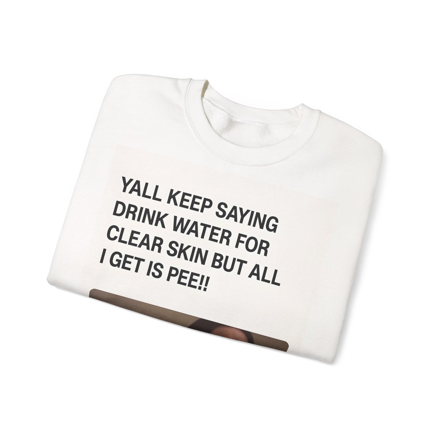 Sweatshirt – Sarkastisches Meme-Sweatshirt – „Drink Water for Skin… all I get is Pee!“ | True Insights Design mit Humor