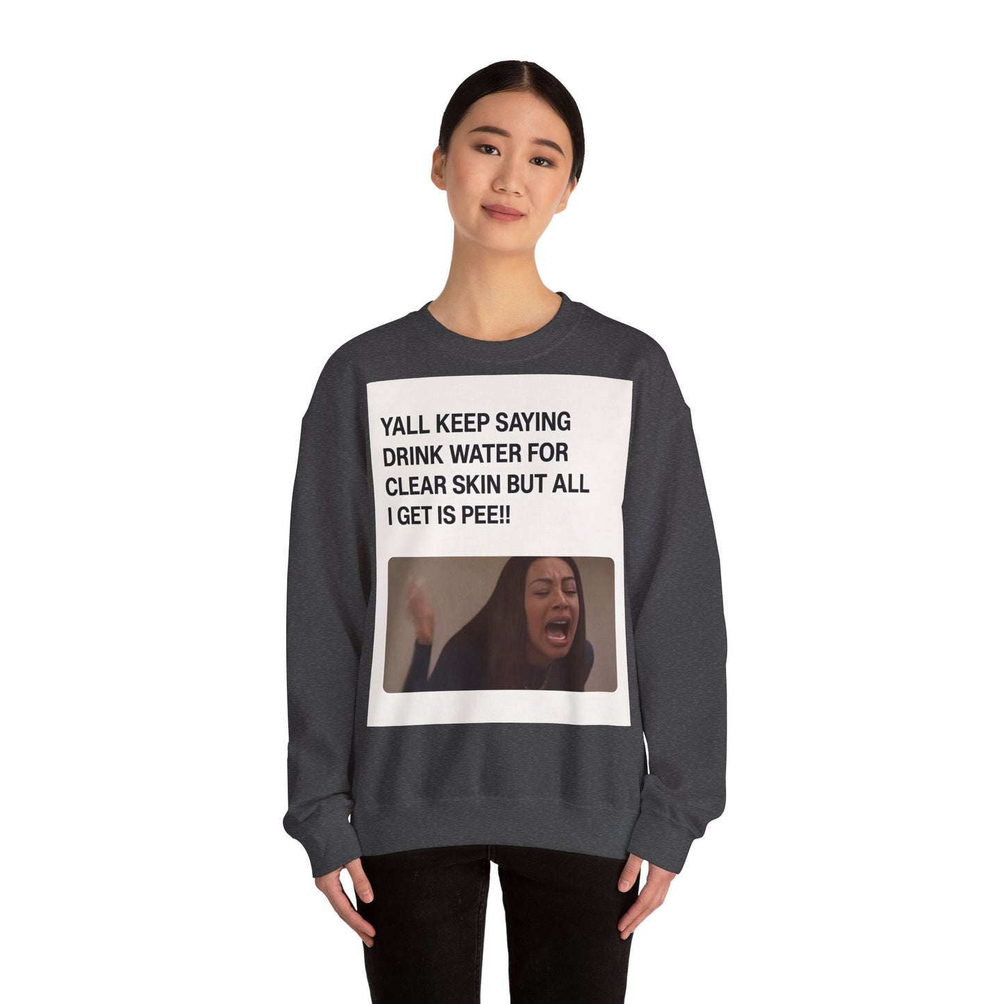 Sweatshirt – Sarkastisches Meme-Sweatshirt – „Drink Water for Skin… all I get is Pee!“ | True Insights Design mit Humor