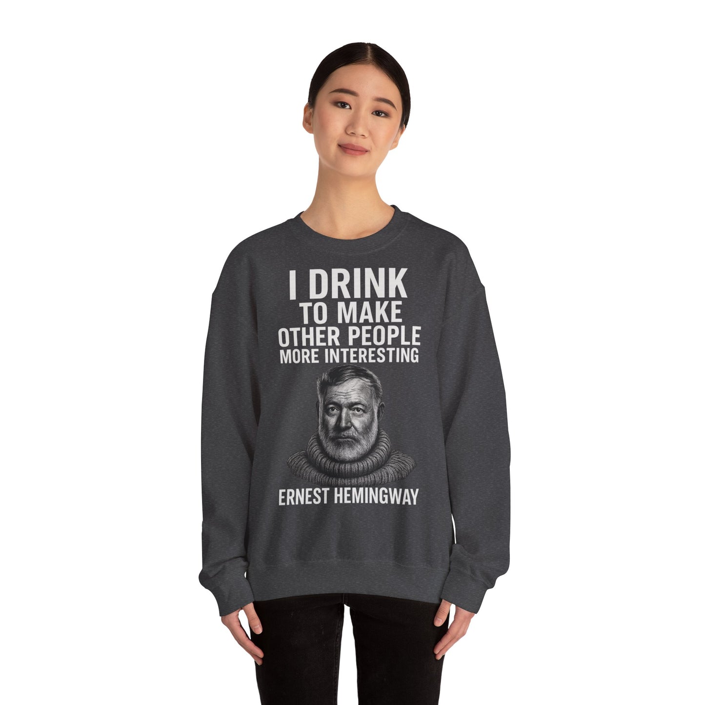 Hemingway Zitat Sweatshirt – "I Drink to Make Other People More Interesting" | Literaten & Genießer Pullover-Sweatshirt-True Insights