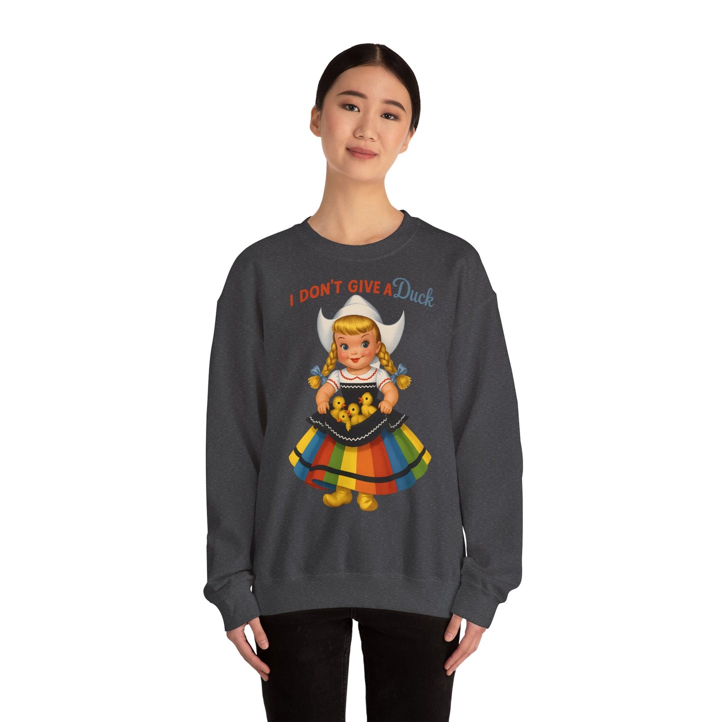 Sweatshirt – I Don't Give a Duck | Nostalgisches Vintage-Mädchen mit Küken – Humorvoll & Originell | True Insights Design mit Humor