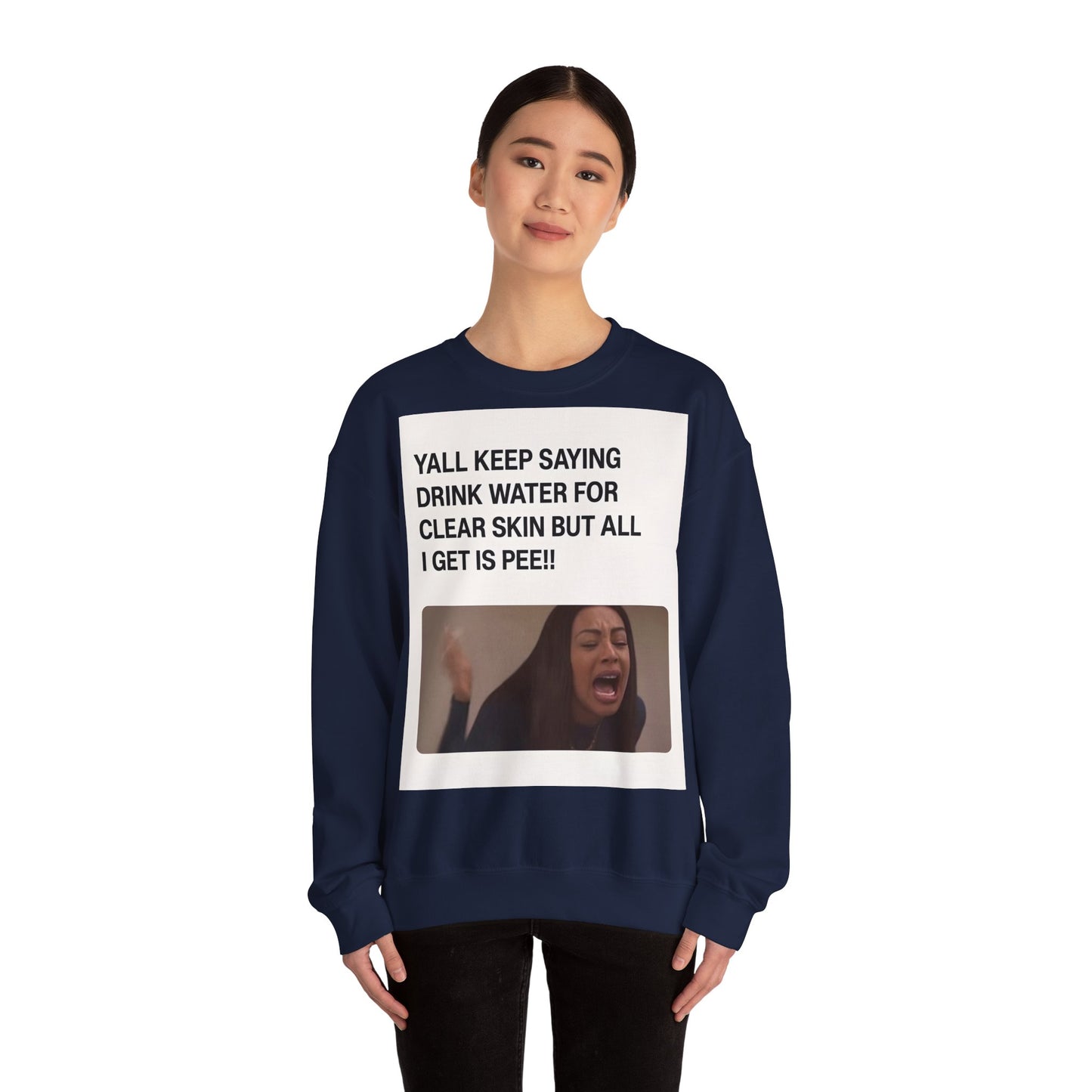 Sweatshirt – Sarkastisches Meme-Sweatshirt – „Drink Water for Skin… all I get is Pee!“ | True Insights Design mit Humor