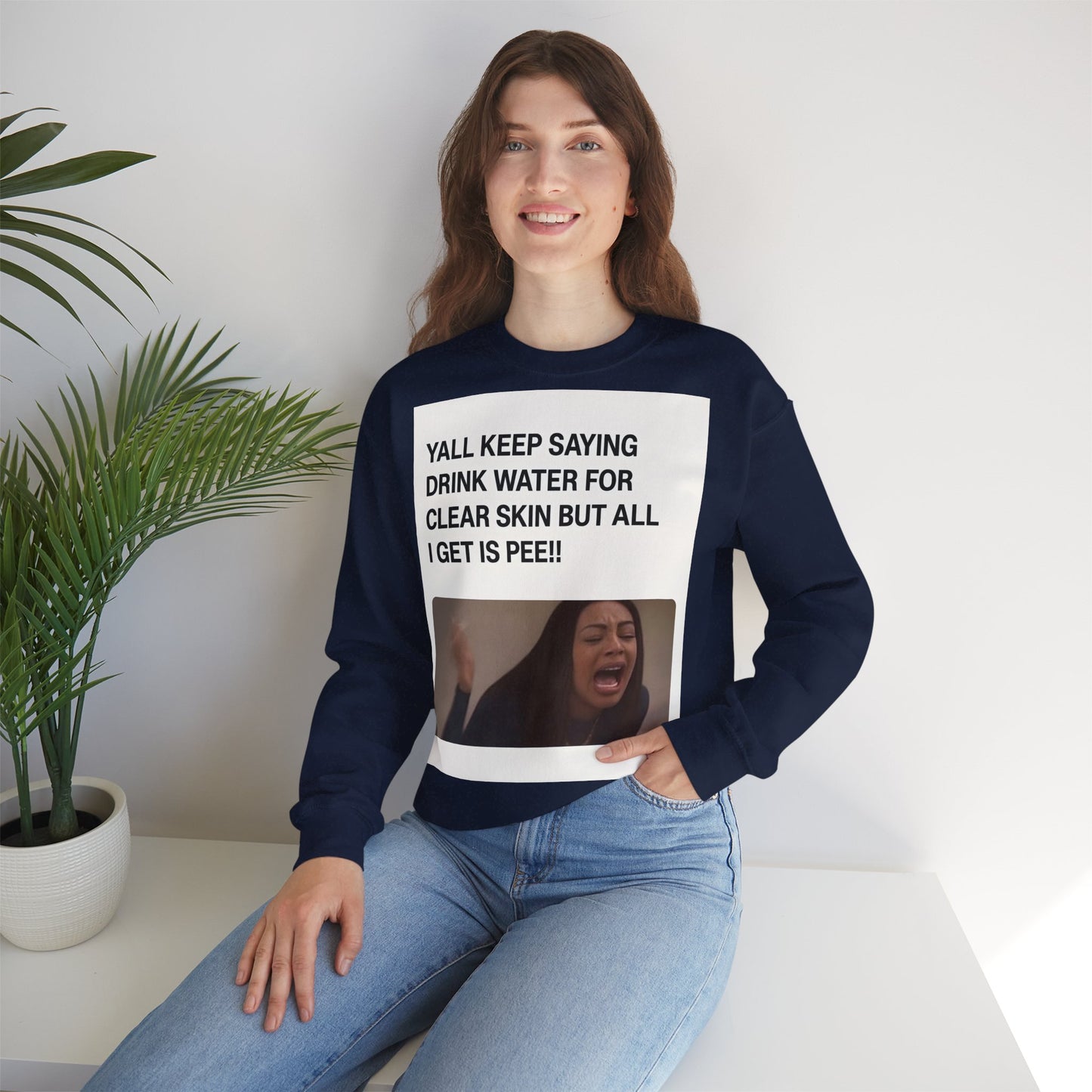 Sweatshirt – Sarkastisches Meme-Sweatshirt – „Drink Water for Skin… all I get is Pee!“ | True Insights Design mit Humor