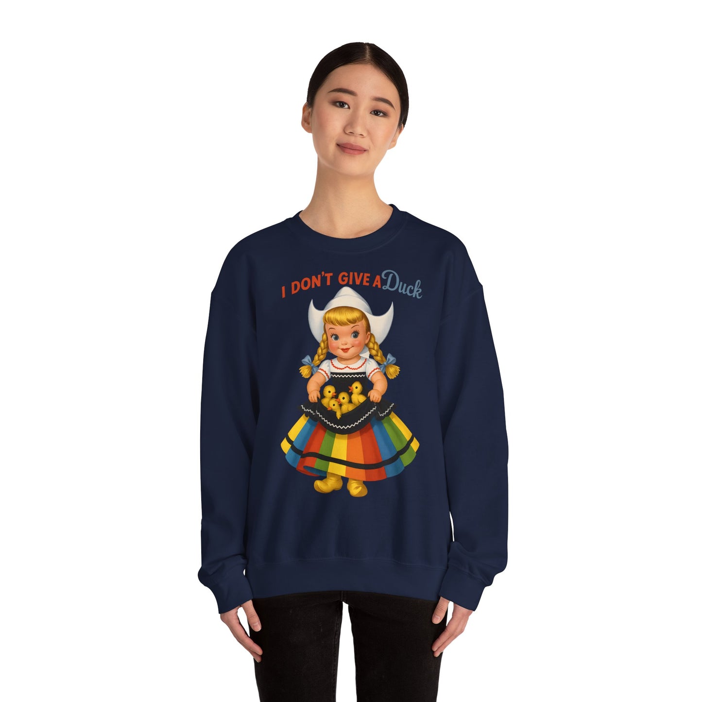Sweatshirt – I Don't Give a Duck | Nostalgisches Vintage-Mädchen mit Küken – Humorvoll & Originell | True Insights Design mit Humor