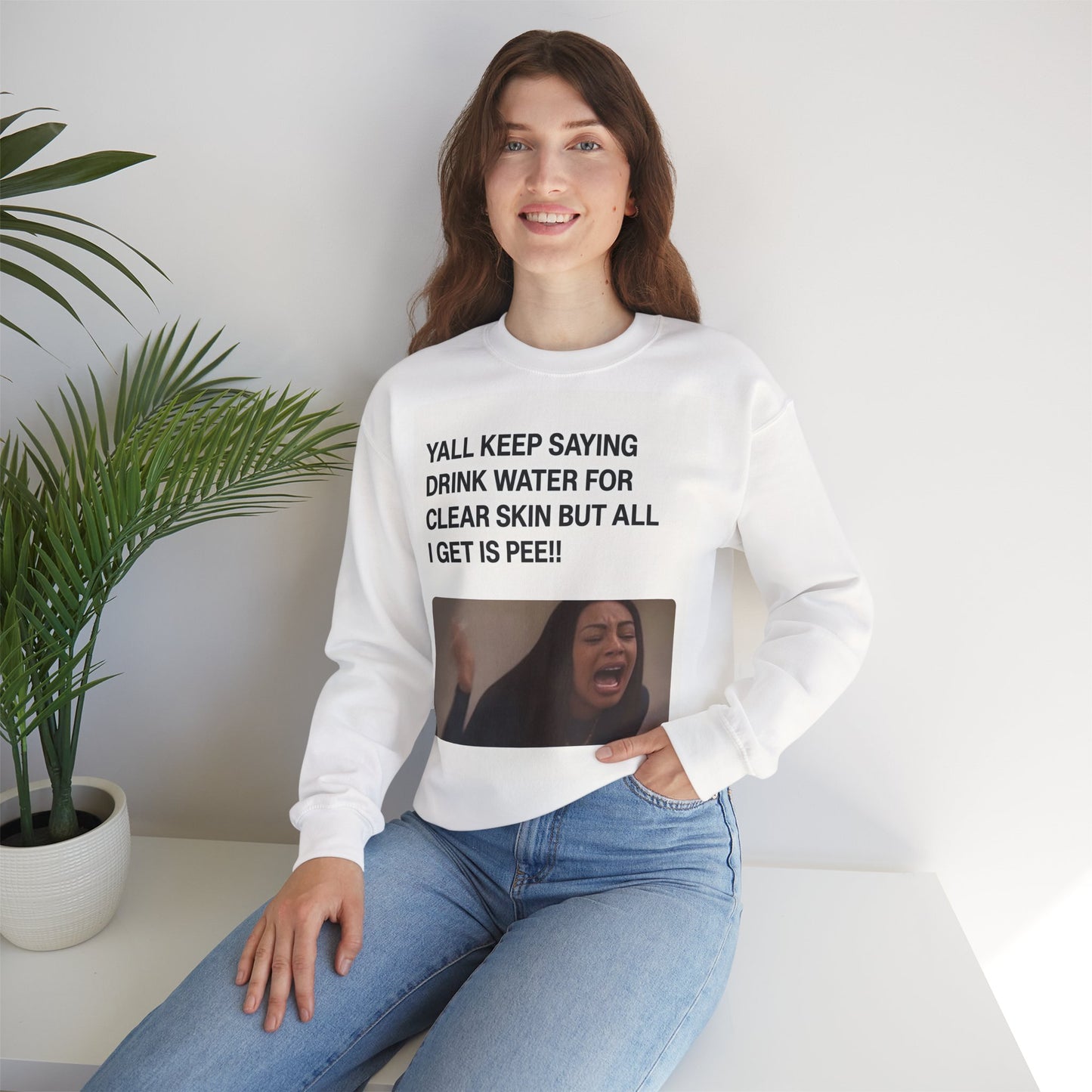 Sweatshirt – Sarkastisches Meme-Sweatshirt – „Drink Water for Skin… all I get is Pee!“ | True Insights Design mit Humor