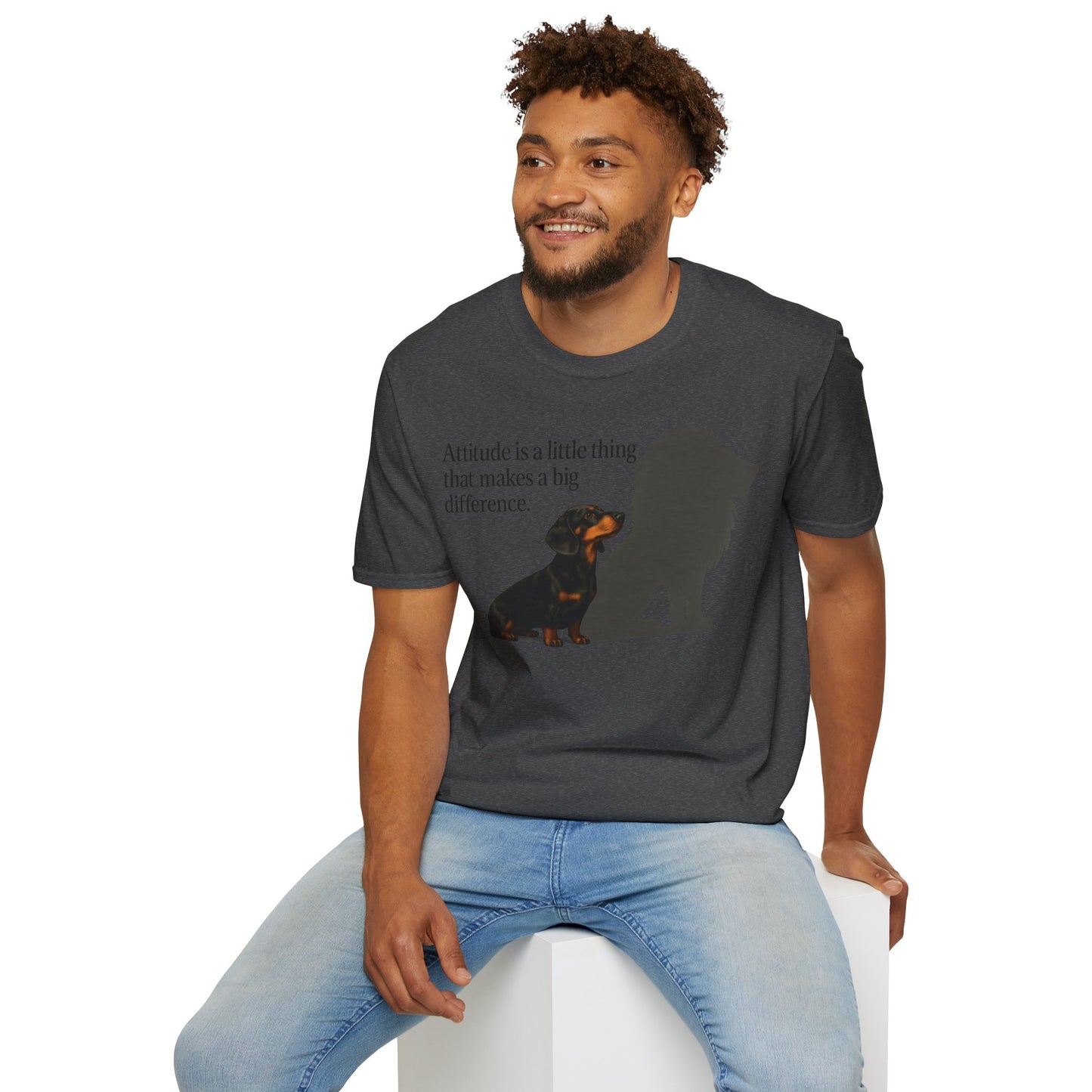 Dackel Shirt mit Spruch – „Attitude is a little thing…“ | Inspirierendes Motiv mit Löwen-Schatten – Lustiges T-Shirt | True Insights – Bild 30