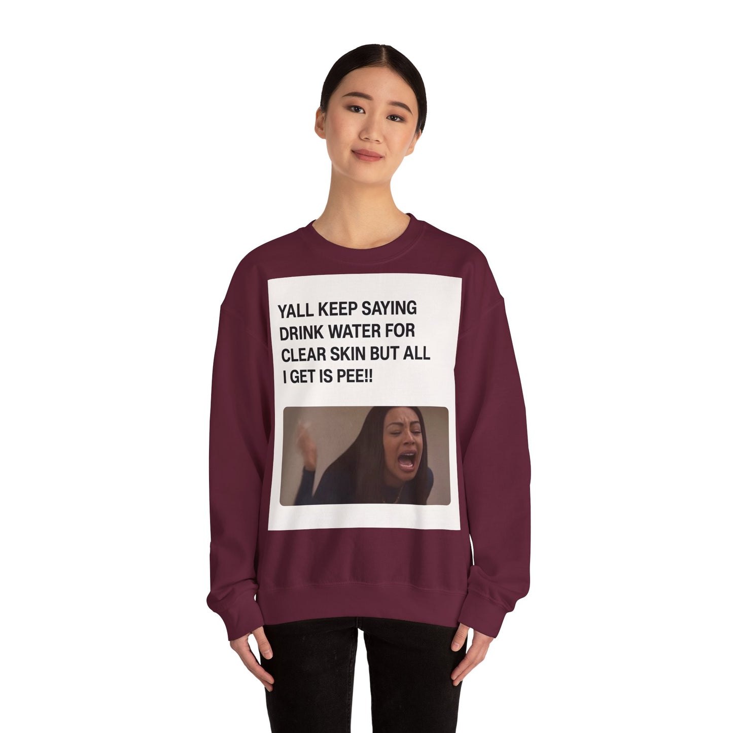 Sweatshirt – Sarkastisches Meme-Sweatshirt – „Drink Water for Skin… all I get is Pee!“ | True Insights Design mit Humor