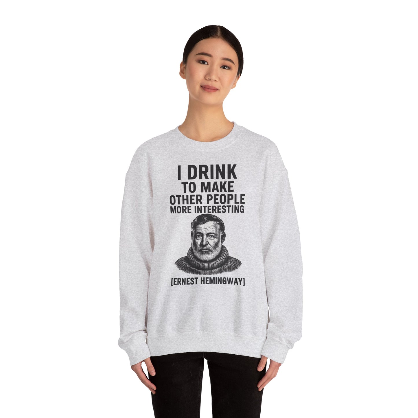 Hemingway Zitat Sweatshirt – "I Drink to Make Other People More Interesting" | Literaten & Genießer Pullover-Sweatshirt-True Insights