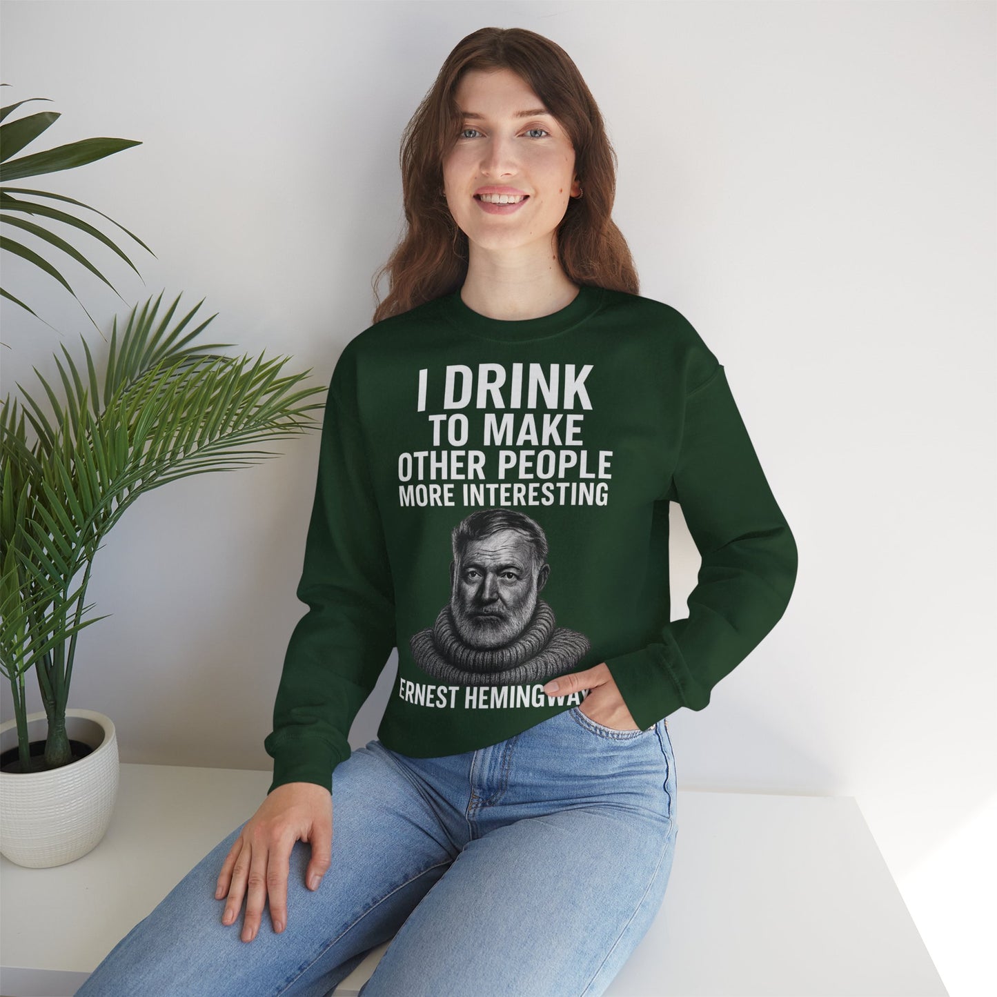 Hemingway Zitat Sweatshirt – "I Drink to Make Other People More Interesting" | Literaten & Genießer Pullover-Sweatshirt-True Insights