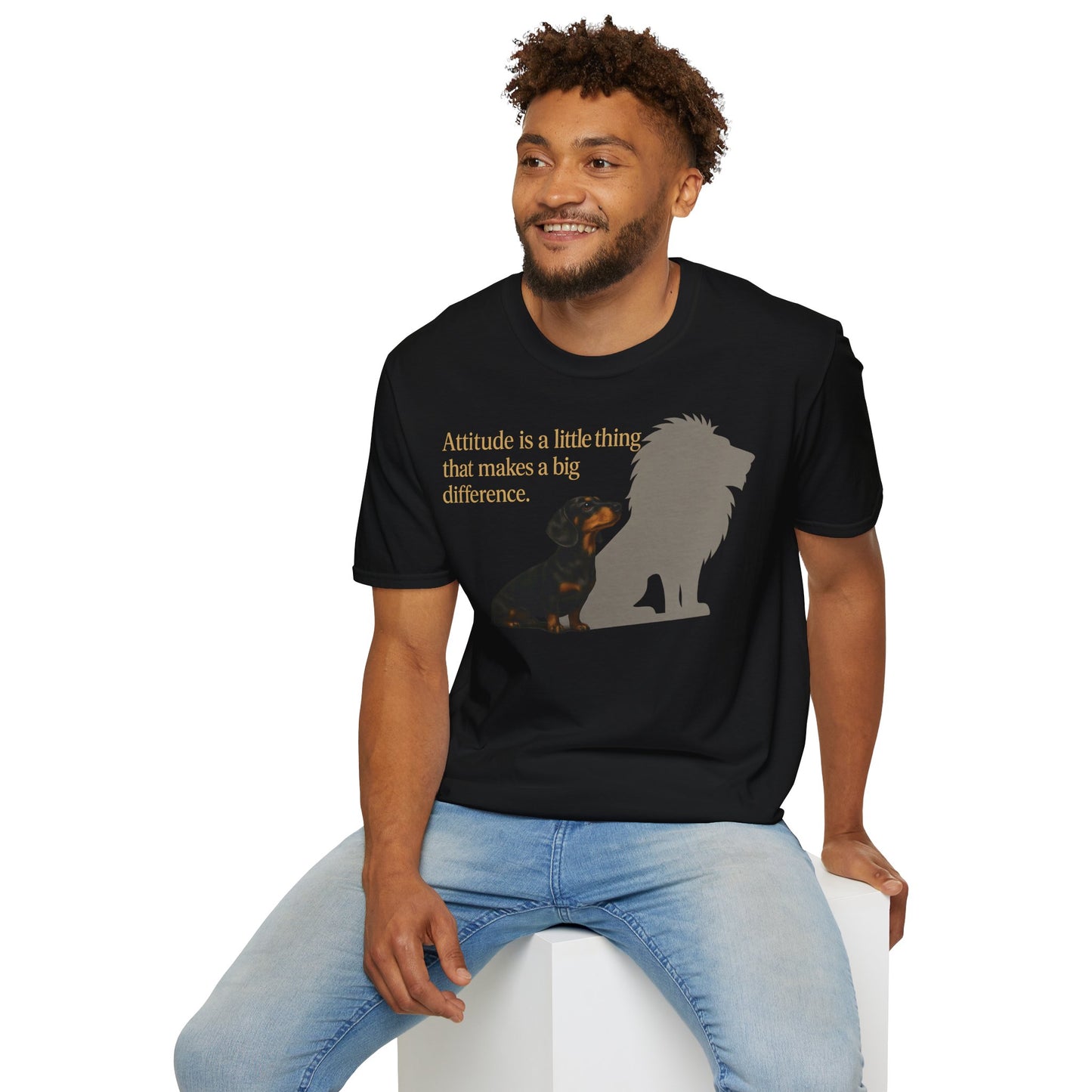 Dackel Shirt mit Spruch – „Attitude is a little thing…“ | Inspirierendes Motiv mit Löwen-Schatten – Lustiges T-Shirt | True Insights – Bild 18
