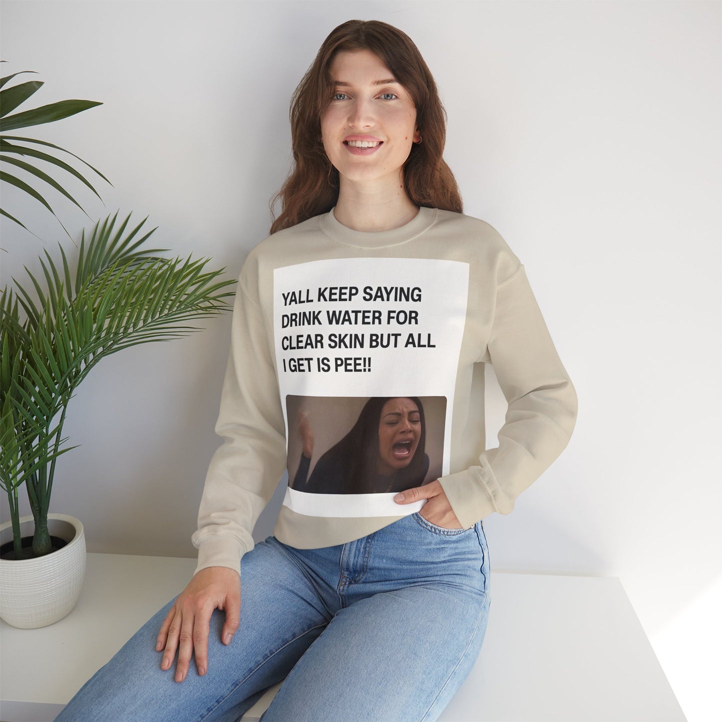 Sweatshirt – Sarkastisches Meme-Sweatshirt – „Drink Water for Skin… all I get is Pee!“ | True Insights Design mit Humor