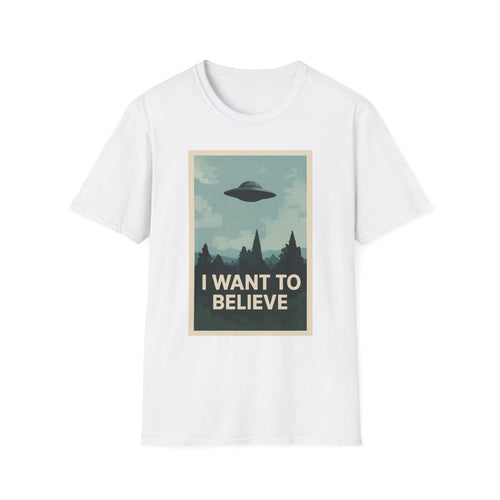 Weisses T-Shirt mit Vintage-Poster-Motiv I-Want-To-Believe und UFO ueber Waldlandschaft im Retro-Poster-Stil fuer Science-Fiction-Fans.