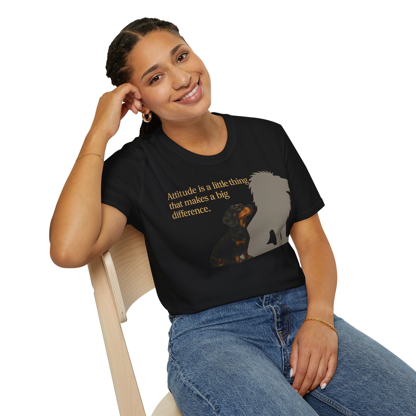 Dackel Shirt mit Spruch – „Attitude is a little thing…“ | Inspirierendes Motiv mit Löwen-Schatten – Lustiges T-Shirt | True Insights – Bild 16