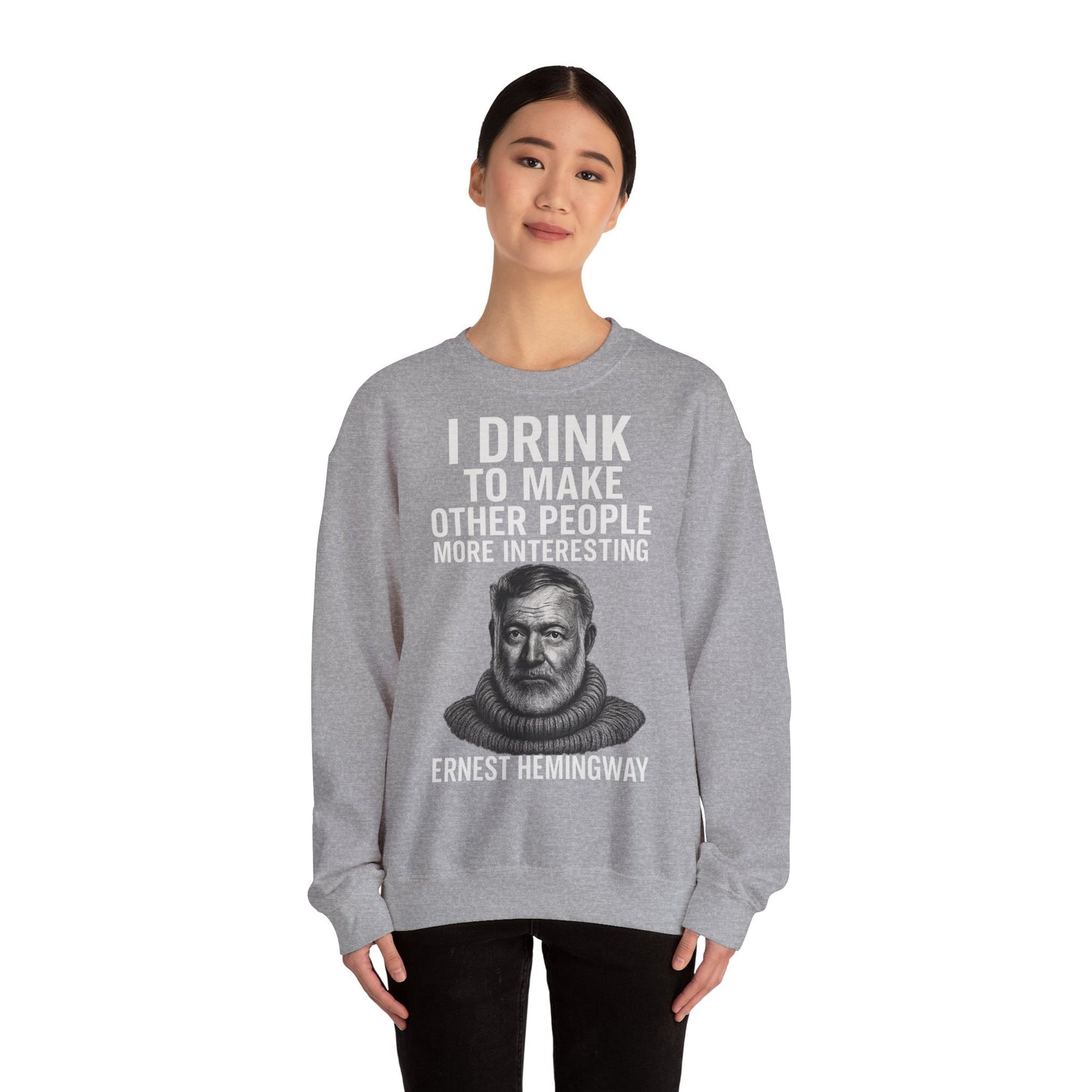 Hemingway Zitat Sweatshirt – "I Drink to Make Other People More Interesting" | Literaten & Genießer Pullover-Sweatshirt-True Insights
