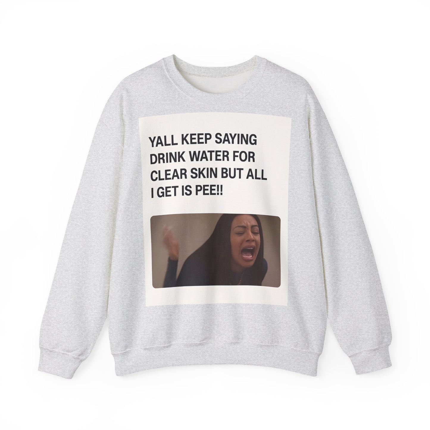 Sweatshirt – Sarkastisches Meme-Sweatshirt – „Drink Water for Skin… all I get is Pee!“ | True Insights Design mit Humor