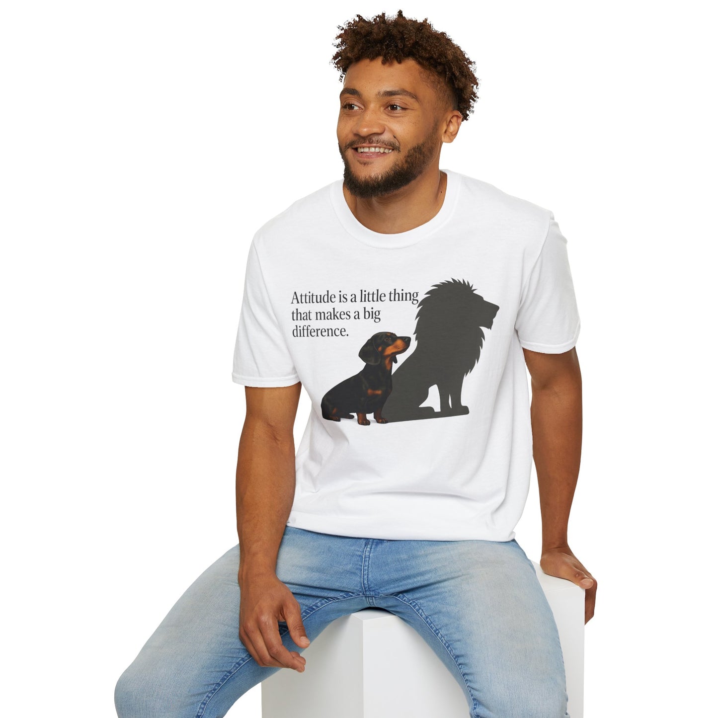Dackel Shirt mit Spruch – „Attitude is a little thing…“ | Inspirierendes Motiv mit Löwen-Schatten – Lustiges T-Shirt | True Insights – Bild 22