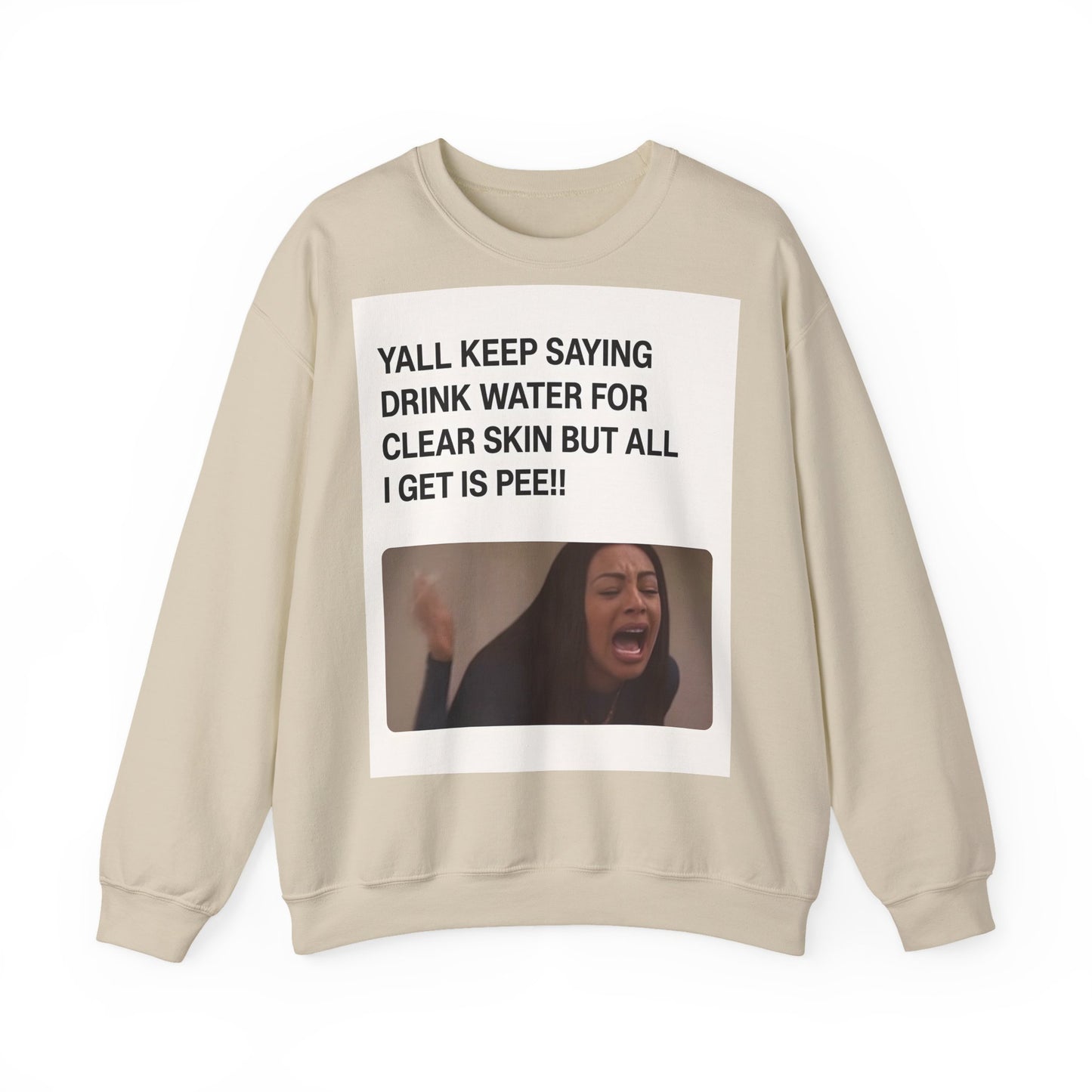 Sweatshirt – Sarkastisches Meme-Sweatshirt – „Drink Water for Skin… all I get is Pee!“ | True Insights Design mit Humor
