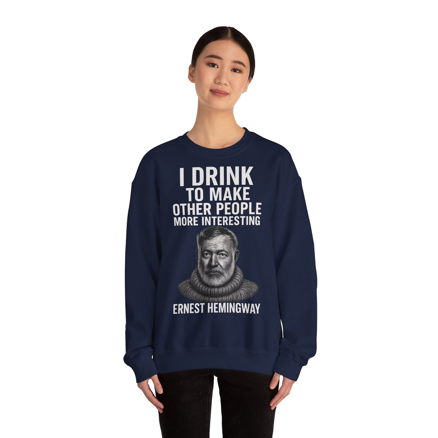 Hemingway Zitat Sweatshirt – "I Drink to Make Other People More Interesting" | Literaten & Genießer Pullover-Sweatshirt-True Insights