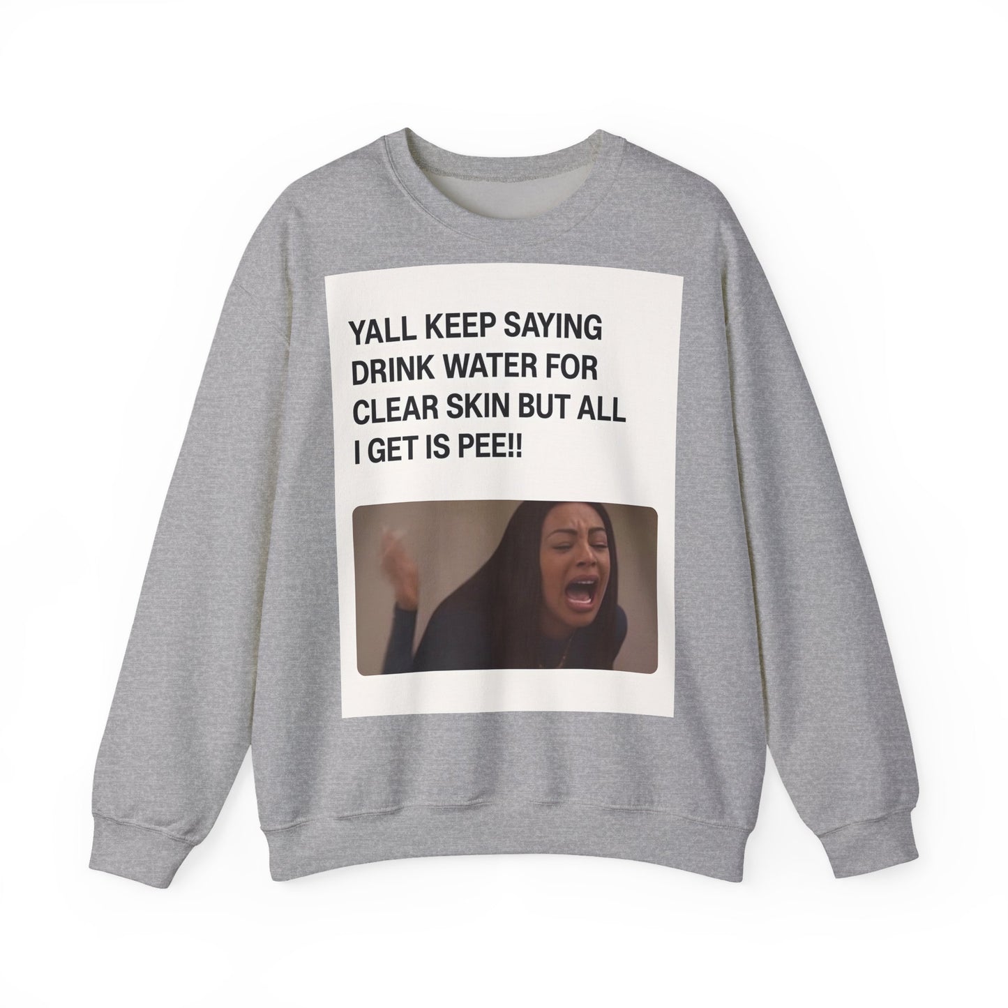 Sweatshirt – Sarkastisches Meme-Sweatshirt – „Drink Water for Skin… all I get is Pee!“ | True Insights Design mit Humor