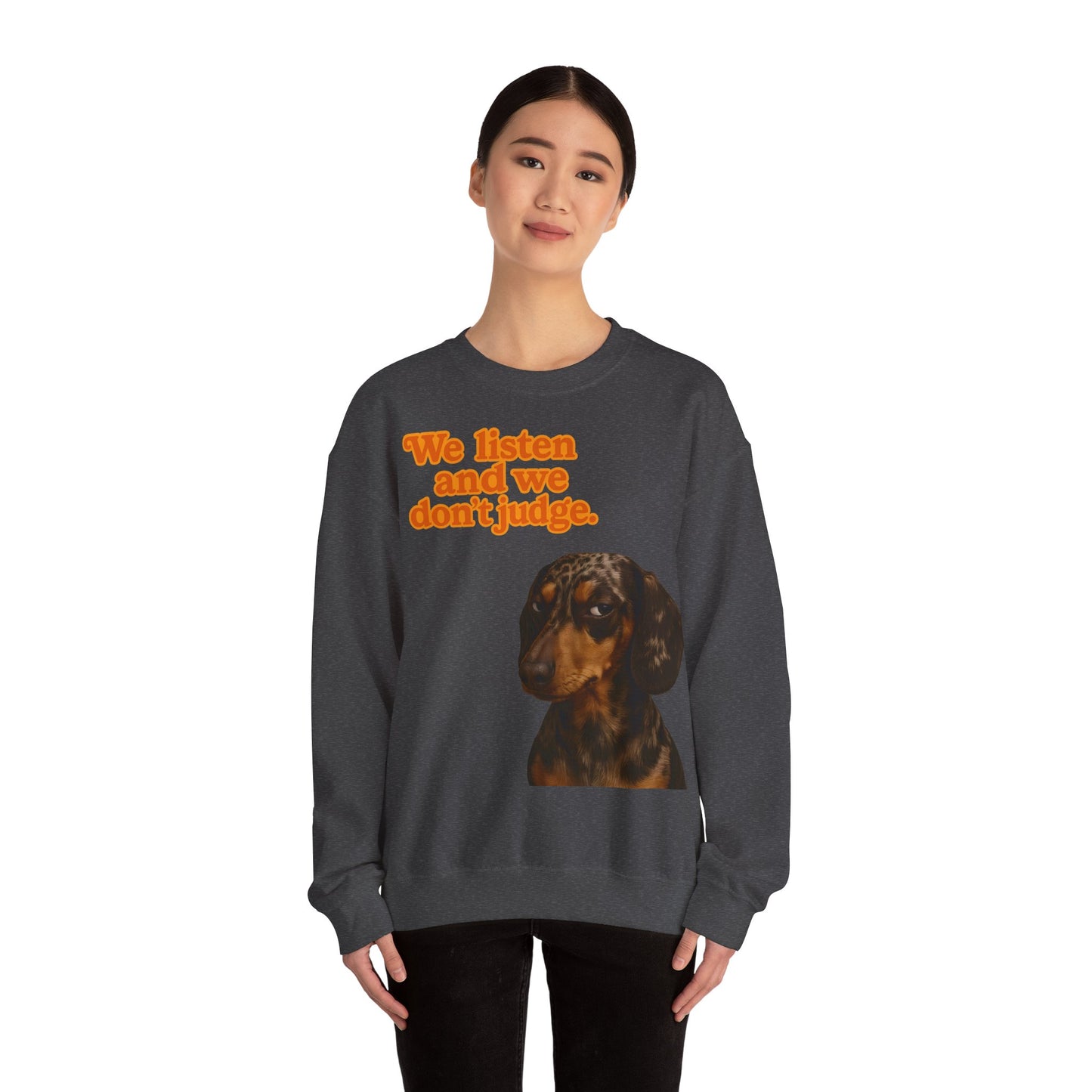 Dackel-Sweatshirt mit Retro-Print & dem Spruch „We listen and we don’t judge.“ Für Hundefans mit Humor – bequem, warm & voller Charakter. – Lustiges Sweatshirt | True Insights – Bild 51