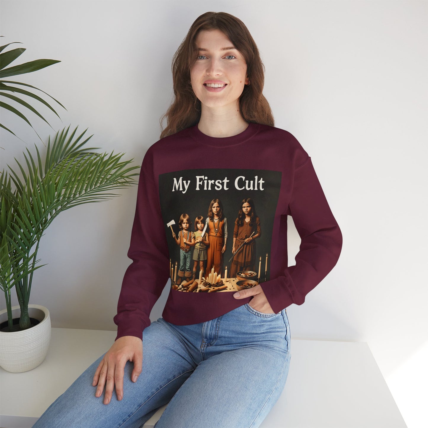 Sweatshirt – Kultig gruselig: „My First Cult“-Sweatshirt – Dark Humor für Fortgeschrittene | True Insights Design mit Humor
