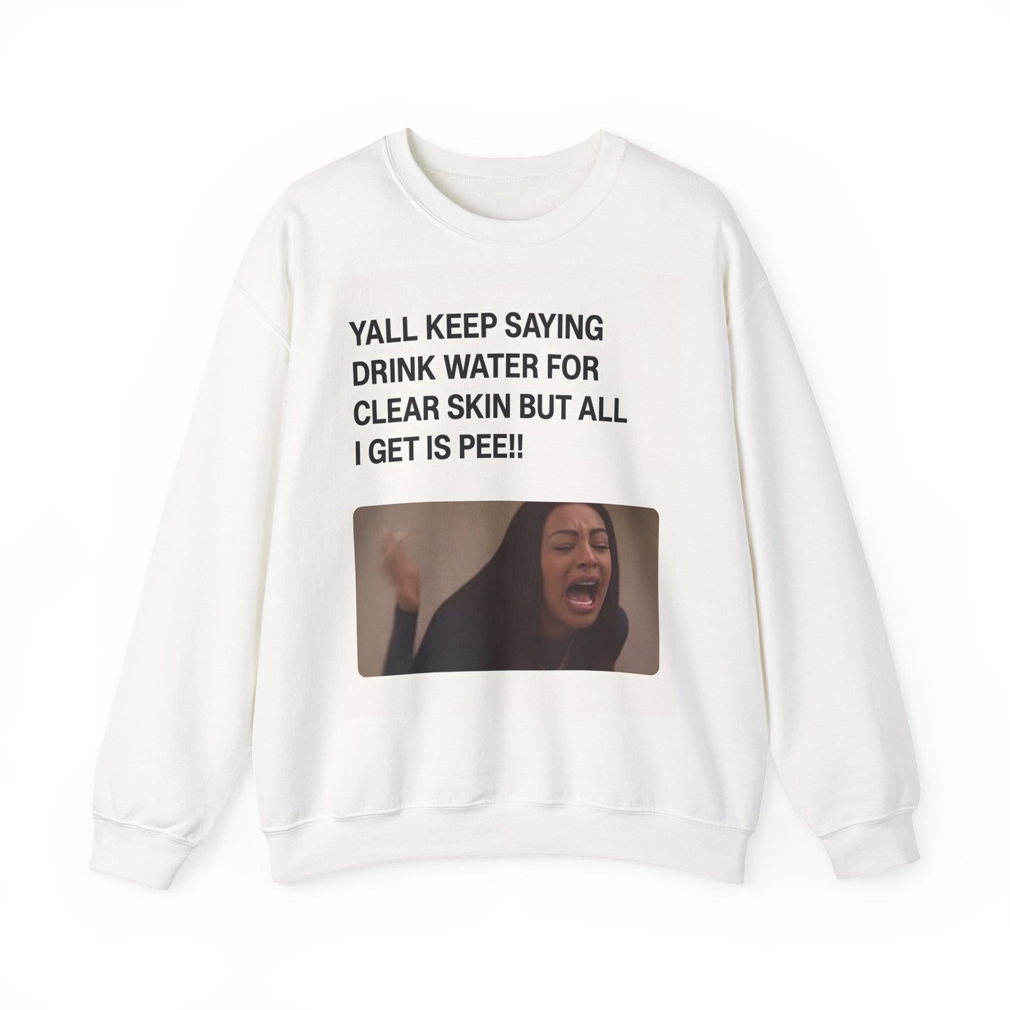 Sweatshirt – Sarkastisches Meme-Sweatshirt – „Drink Water for Skin… all I get is Pee!“ | True Insights Design mit Humor